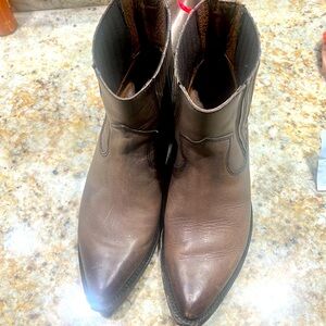 Light brown cowboy bootss